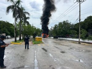 Se enfrentan policías e invasores en Playa del Carmen 