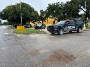 Se enfrentan policías e invasores en Playa del Carmen 