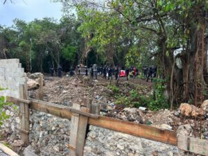 Se enfrentan policías e invasores en Playa del Carmen 