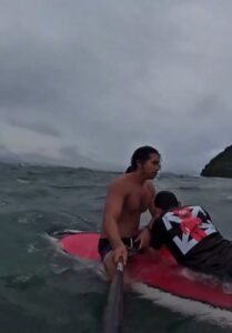 Salvavidas rescata a una persona durante el huracán Priscilla