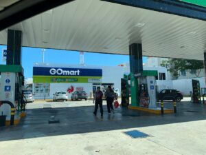 Falla sistema de gasolineras en Cancún, genera caos y largas filas