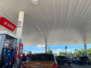 Falla sistema de gasolineras en Cancún, genera caos y largas filas