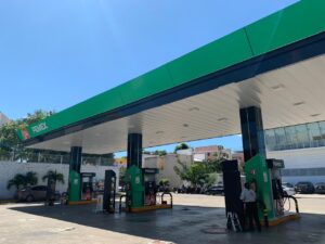 Falla sistema de gasolineras en Cancún, genera caos y largas filas