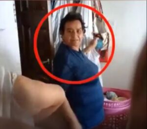 Mujer engaña a abuelita con la comunión para robarle dinero
