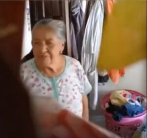 Mujer engaña a abuelita con la comunión para robarle dinero
