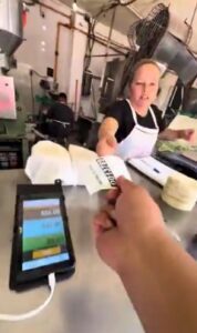 Tortillería se vuelve viral por su sistema de pago sin contacto