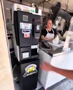 Tortillería se vuelve viral por su sistema de pago sin contacto