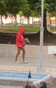 Mujer arranca la cabeza a una paloma con sus dientes 
