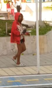 Mujer arranca la cabeza a una paloma con sus dientes 