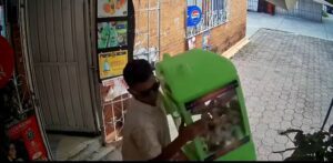 Captan a hombre robando una máquina de peluches 