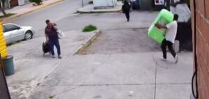 Captan a hombre robando una máquina de peluches 