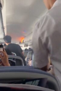 Avión se incendia en pleno vuelo tras una exposición 