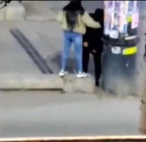 Mujer agrede a su novio en la calle y es duramente criticada