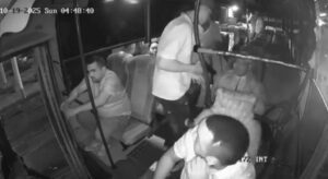 Pasajeros golpean a asaltante y lo desarman 