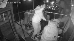 Pasajeros golpean a asaltante y lo desarman 