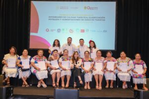 Entregan reconocimientos a trabajadores de la industria turística en Quintana Roo