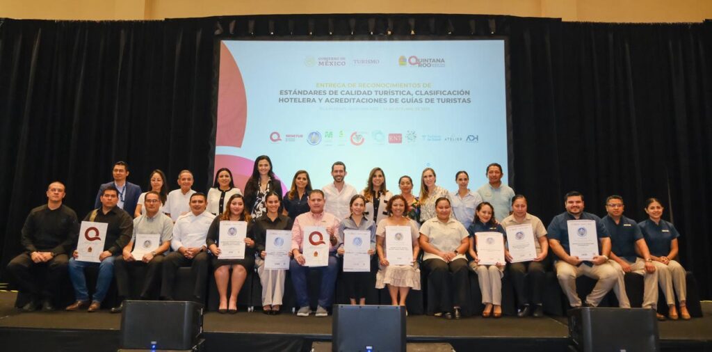 Entregan reconocimientos a trabajadores de la industria turística en Quintana Roo 4 Entregan reconocimientos a trabajadores de la industria turística en Quintana Roo