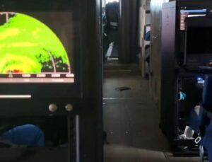 Avión queda atrapado en el ojo del huracán