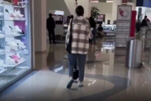 Mujer pasea a su pato en un centro comercial de Puebla 