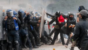16 policías siguen hospitalizados tras agresiones de Bloque Negro