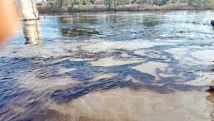 Se derrama petróleo en río de Veracruz y pone en riesgo el agua potable 