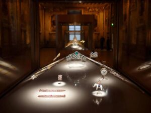 Roban joyas históricas del Museo del Louvre