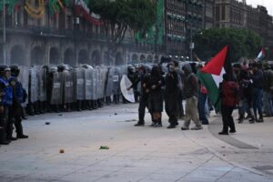 Manifestantes y policías se enfrentan en la Marcha del 2 de octubre 