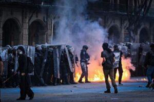 Manifestantes y policías se enfrentan en la Marcha del 2 de octubre 