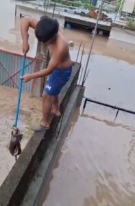 Joven arriesga su vida para salvar a un gatito en las inundaciones de Veracruz