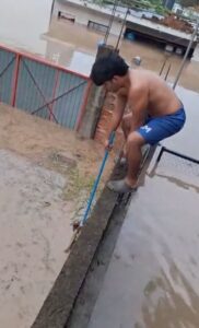 Joven arriesga su vida para salvar a un gatito en las inundaciones de Veracruz
