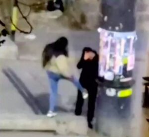 Mujer agrede a su novio en la calle y es duramente criticada