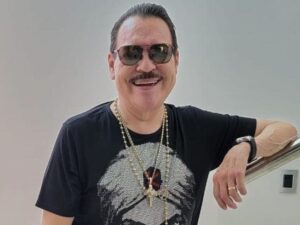 Julio Preciado regala tenis a niños vulnerables