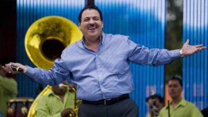 Julio Preciado regala tenis a niños vulnerables