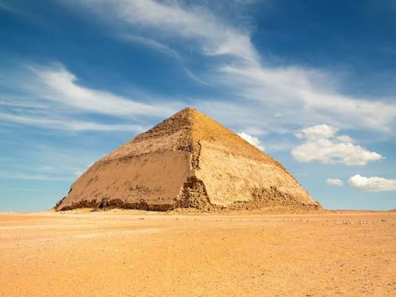 Turista española es rescatada tras caer 80 metros dentro de una pirámide en Egipto