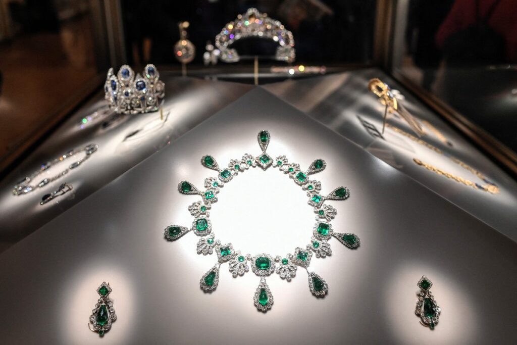 Joyas robadas del Louvre de París, con valor estimado de 100 mdd