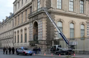Roban joyas históricas del Museo del Louvre