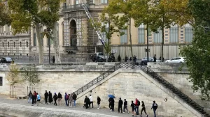 Roban joyas históricas del Museo del Louvre