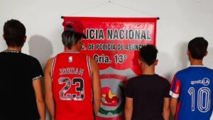 “¡Que paguen!”: madres entregan a sus hijos ladrones a la policía 