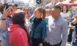 Claudia Sheinbaum sufre acoso en el centro de CDMX