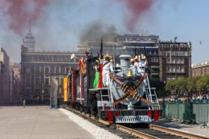 Sheinbaum encabeza desfile cívico- militar por Aniversario de la Revolución Mexicana