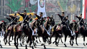 Sheinbaum encabeza desfile cívico- militar por Aniversario de la Revolución Mexicana