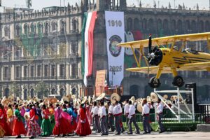 Sheinbaum encabeza desfile cívico- militar por Aniversario de la Revolución Mexicana