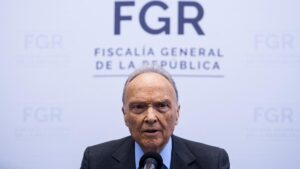 Renuncia Alejandro Gertz Manero a la FGR para ser embajador 