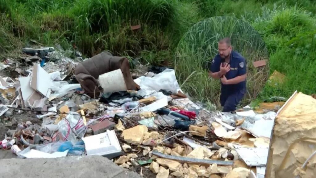 Policías rescatan a un bebé de un basurero 4 9hVssk5Q