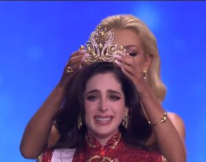 ¡México es Miss Universo 2025! La tabasqueña Fátima Bosch hace historia Desde el inicio de la competencia, Fátima Bosch era una de las grandes favoritas del público. La tabasqueña destacó por su elegancia, seguridad y claridad al expresarse en cada una de las etapas del concurso. Además de su desempeño, Bosch ganó aún más apoyo internacional al mantenerse firme y segura frente a los comentarios del organizador Nawat Itsaragrisil, convirtiéndose en símbolo de empoderamiento y resiliencia. Su triunfo marca un momento importante para México en los certámenes de belleza, y la joven modelo ya es celebrada en redes sociales como un orgullo nacional. Con esta victoria, Fátima Bosch inicia oficialmente su reinado como la mujer más bella del mundo en la 74ª edición de Miss Universo.