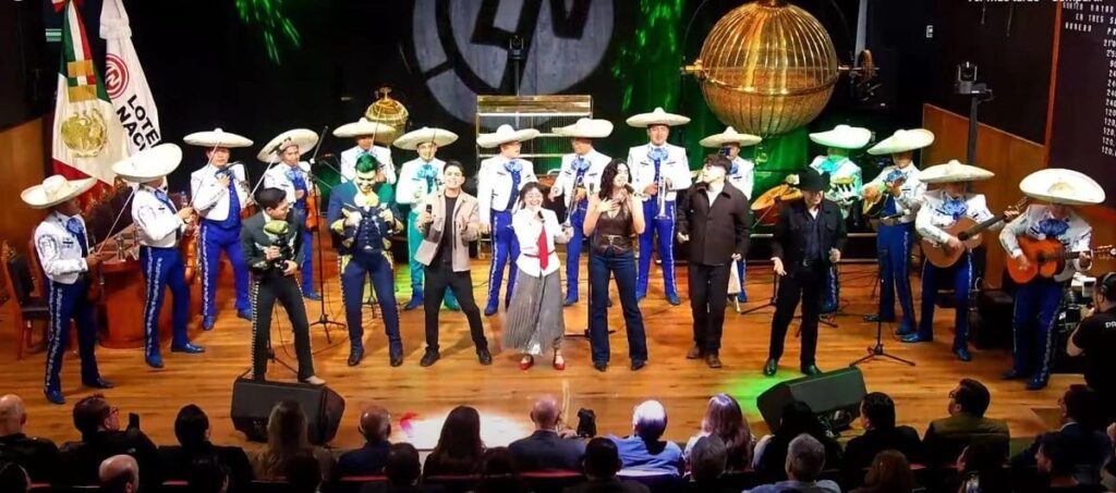 Con homenaje a Juan Gabriel, reabren el Teatro Lotería Nacional