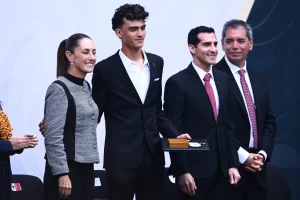 Donovan Carrillo y otros deportistas reciben el Premio Nacional de los Deportes