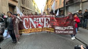 Maestros de la SNTE intentan derribar las vallas de Palacio Nacional 