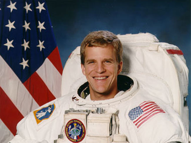 La increíble historia del astronauta que llevó una piedra lunar hasta la cima del Monte Everest