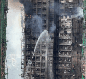 Sube a 128 el número de muertos por incendio en Hong Kong